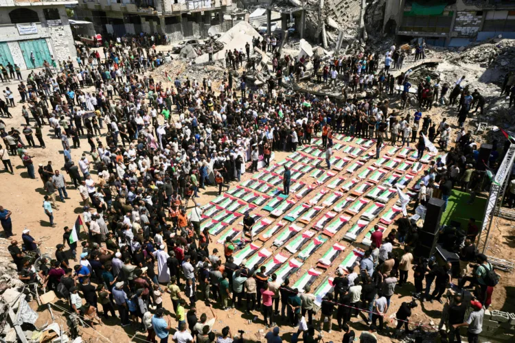 Israel holding off on Gaza withdrawal